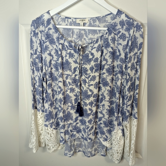 Umgee Tops - Umgee blue and white print peasant boho blouse with lace sleeves size medium